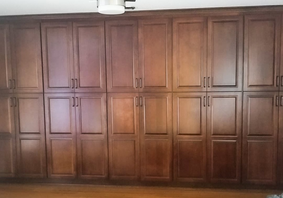 Wood traditional kitchen cabinetry by Designer Cabinets