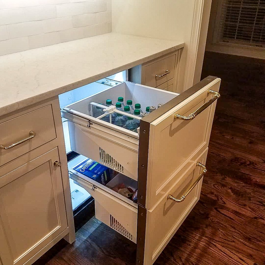 Wood shaker kitchen cabinetry by Designer Cabinets